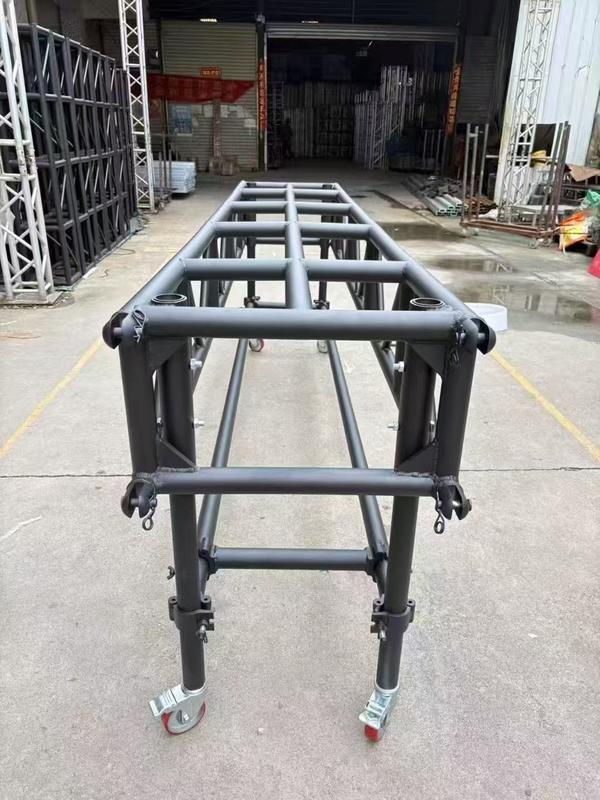 Traverse de scène en aluminium avec une capacité de charge de 700 kg et une connexion rapide pour les lumières suspendues