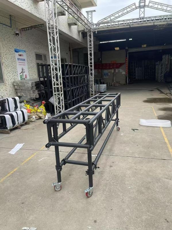 Traverse de scène en aluminium avec une capacité de charge de 700 kg et une connexion rapide pour les lumières suspendues
