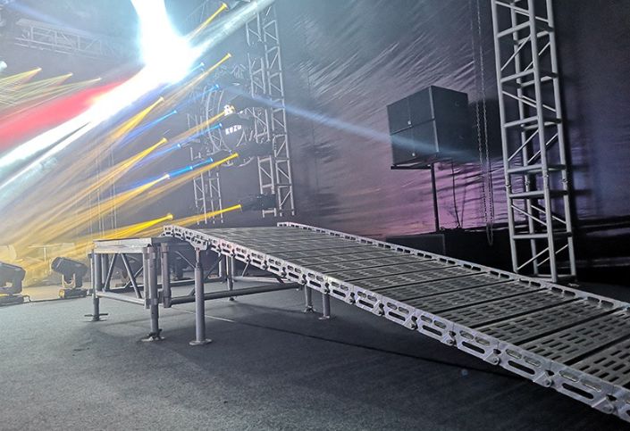 Heavy Duty Aluminum Alloy Rolling Ladder and Boarding Ramp with 300kg Load Capacity and Customized Size for Events